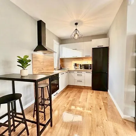Elegant Retreat - Private Terrace And Parking Apartment *