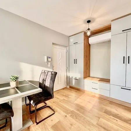 Elegant Retreat - Private Terrace And Parking Apartment