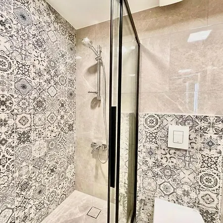Elegant Retreat - Private Terrace And Parking Apartment