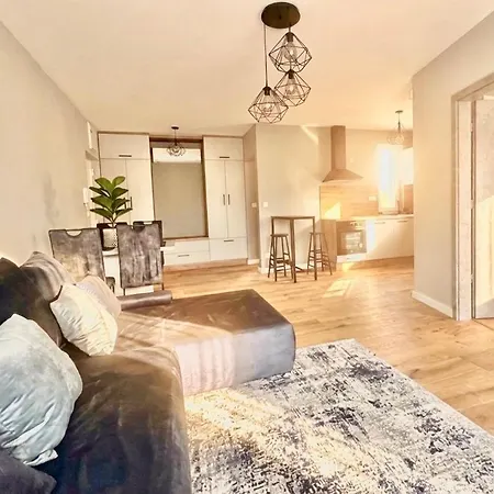 Elegant Retreat - Private Terrace And Parking Lägenhet